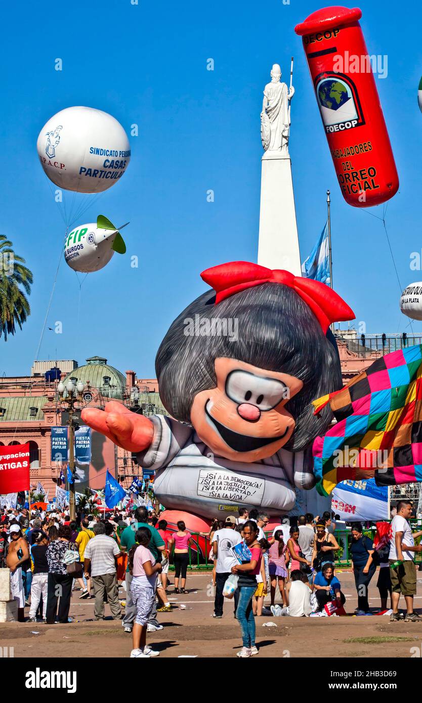 Aktivisten und Unterstützer der argentinischen Präsidentin Cristina Fernandez de Kirchner demonstrieren mit Comic-Ballons vor der Casa Rosada (Pink House Stockfoto