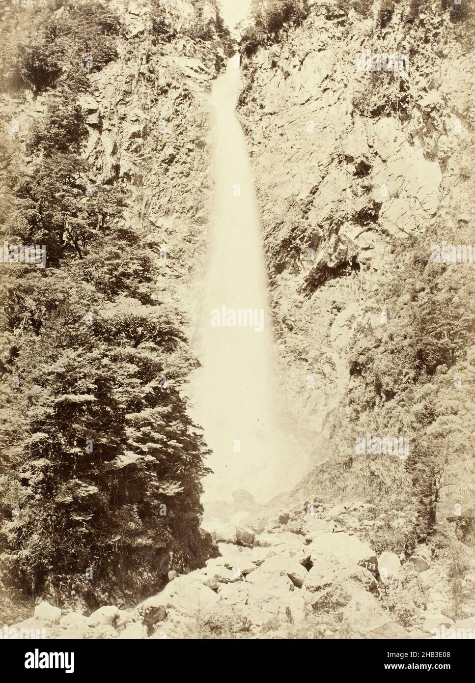 Devil's Punchbowl from Halfway up Creek, Burton Brothers Studio, Fotostudio, 1879, Dunedin, Schwarzweiß-Fotografie Stockfoto