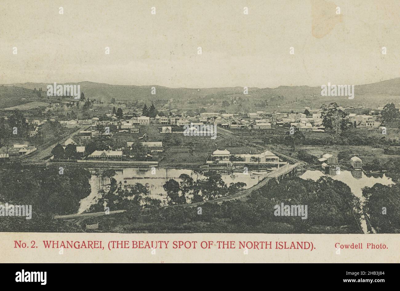 Whangarei (The Beauty Spot of the North Island), Muir & Moodie Studio, Verlag, 1900-1903, Dunedin, Kollotyp, Blick vom Hang auf das Township, Straße in die Stadt ist im Vordergrund in Sicht. Auch im Vordergrund sind Flusswasser und die Brücke zu sehen, die sie überspannt Stockfoto