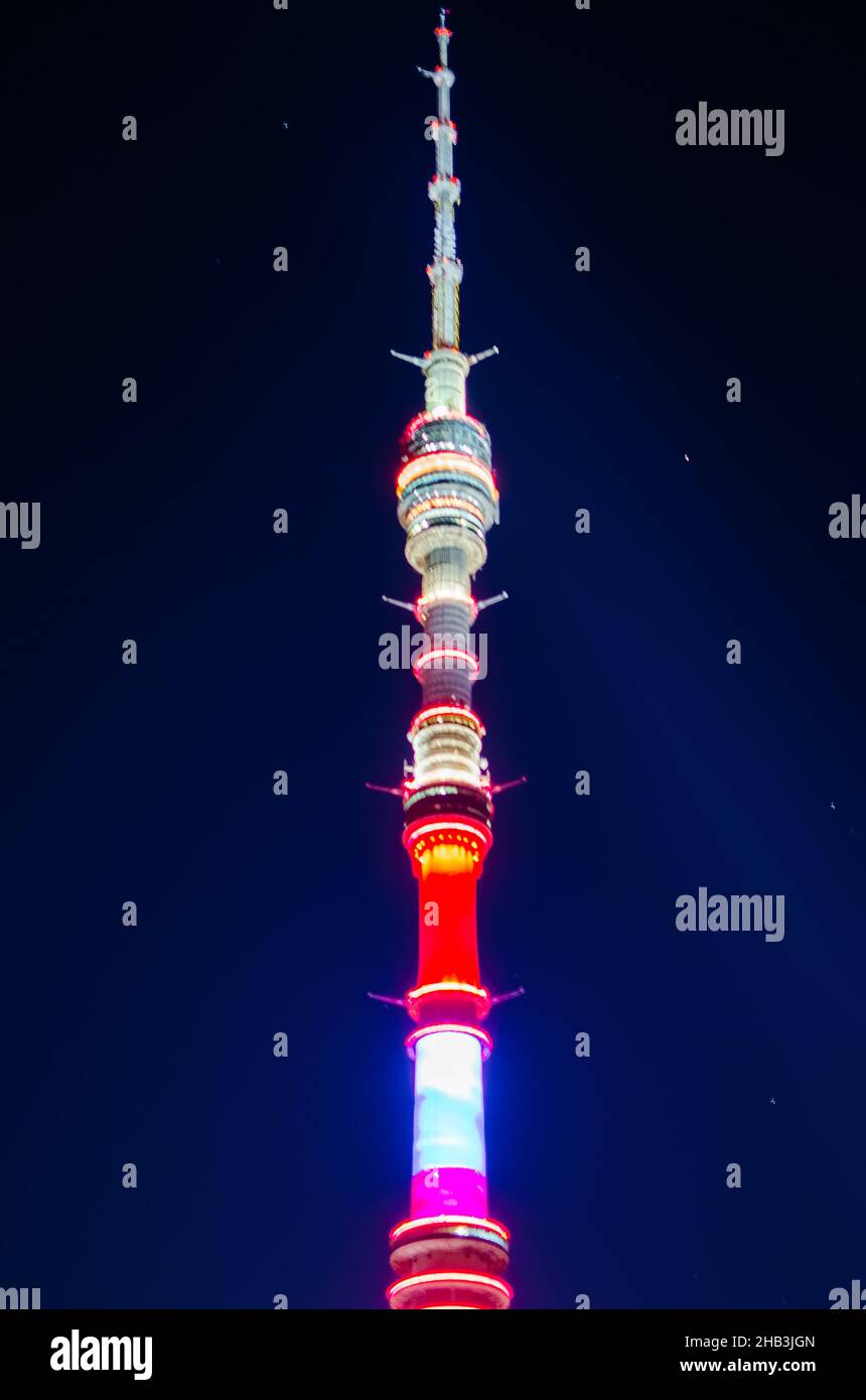 Ostankino-Turm und Hochnahverkehr in Moskau, Russland Stockfoto