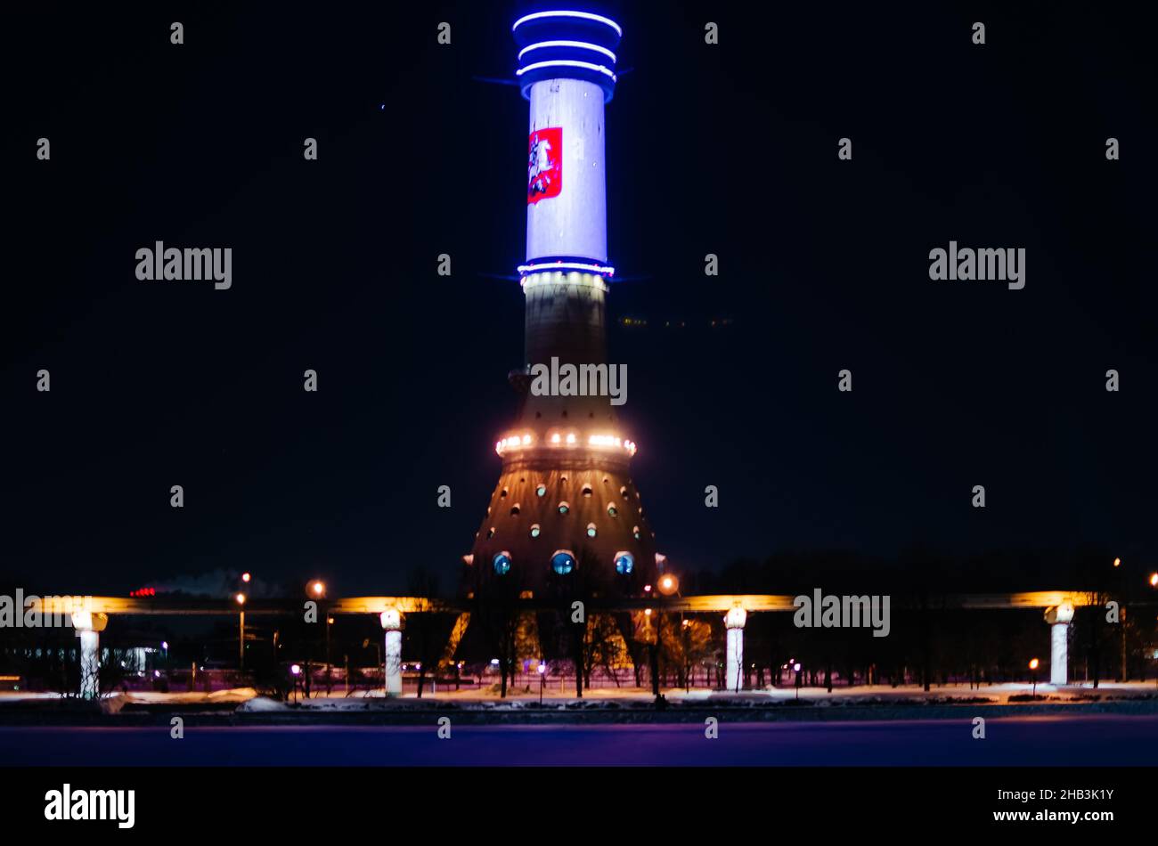 Ostankino-Turm und Hochnahverkehr in Moskau, Russland Stockfoto