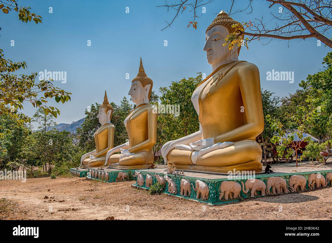 Drei Buddhas im Wat Itisukto, einem buddhistischen Tempel in Hua hin, Thailand, in der Nähe des Elefantendorfes. Stockfoto