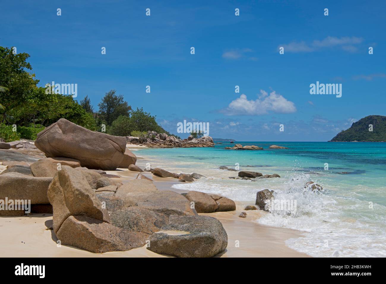 Felsige Küste pickincluded unberührten Strand Anse Pasquiere Praslin Seychellen Stockfoto