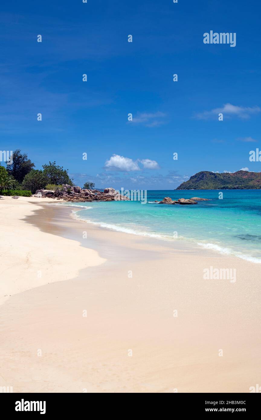 Abgeschiedener, makelloser Strand und türkiseres Wasser Anse Pasquiere Praslin Seychellen Stockfoto