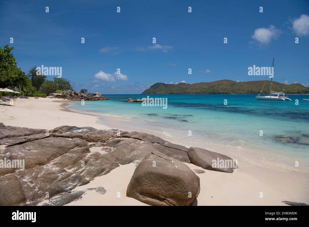 Abgeschiedener, unberührter Strand und kristallklares Wasser Anse Pasquiere Praslin Seychellen Stockfoto