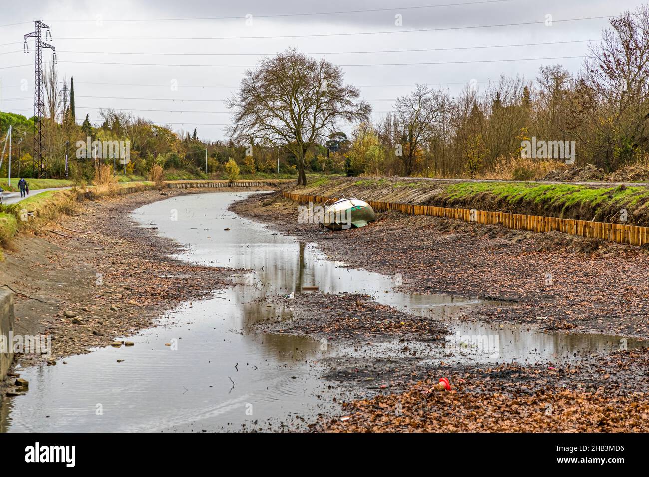 Der Canal du Midi im Winter ohne Wasser in Castelnaudary, Frankreich Stockfoto