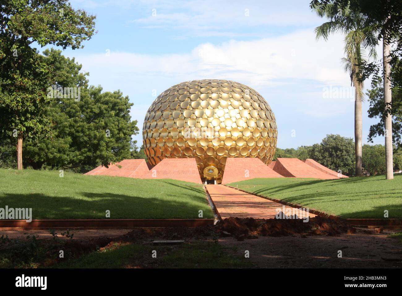 Matrimandir Golden Globe zur Meditation in Auroville City in der Nähe von Puducherry Tamil Nadu, Indien Stockfoto