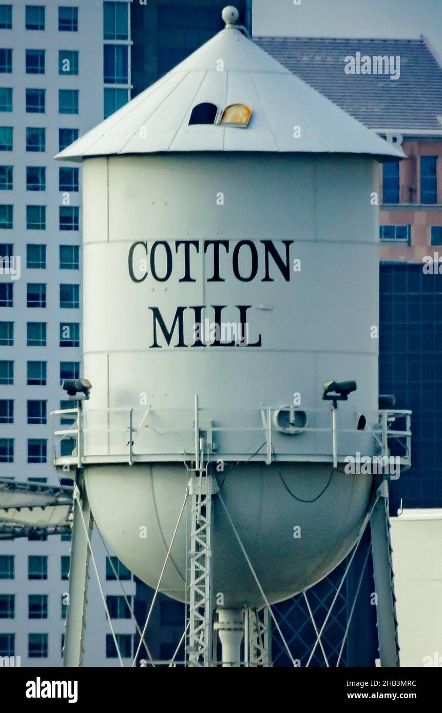 Die Cotton Mill, in der sich eine Wohnanlage in der alten Maginnis Cotton Mill befindet, ist am 13. Dezember 2021 in New Orleans abgebildet. Louisiana. Stockfoto