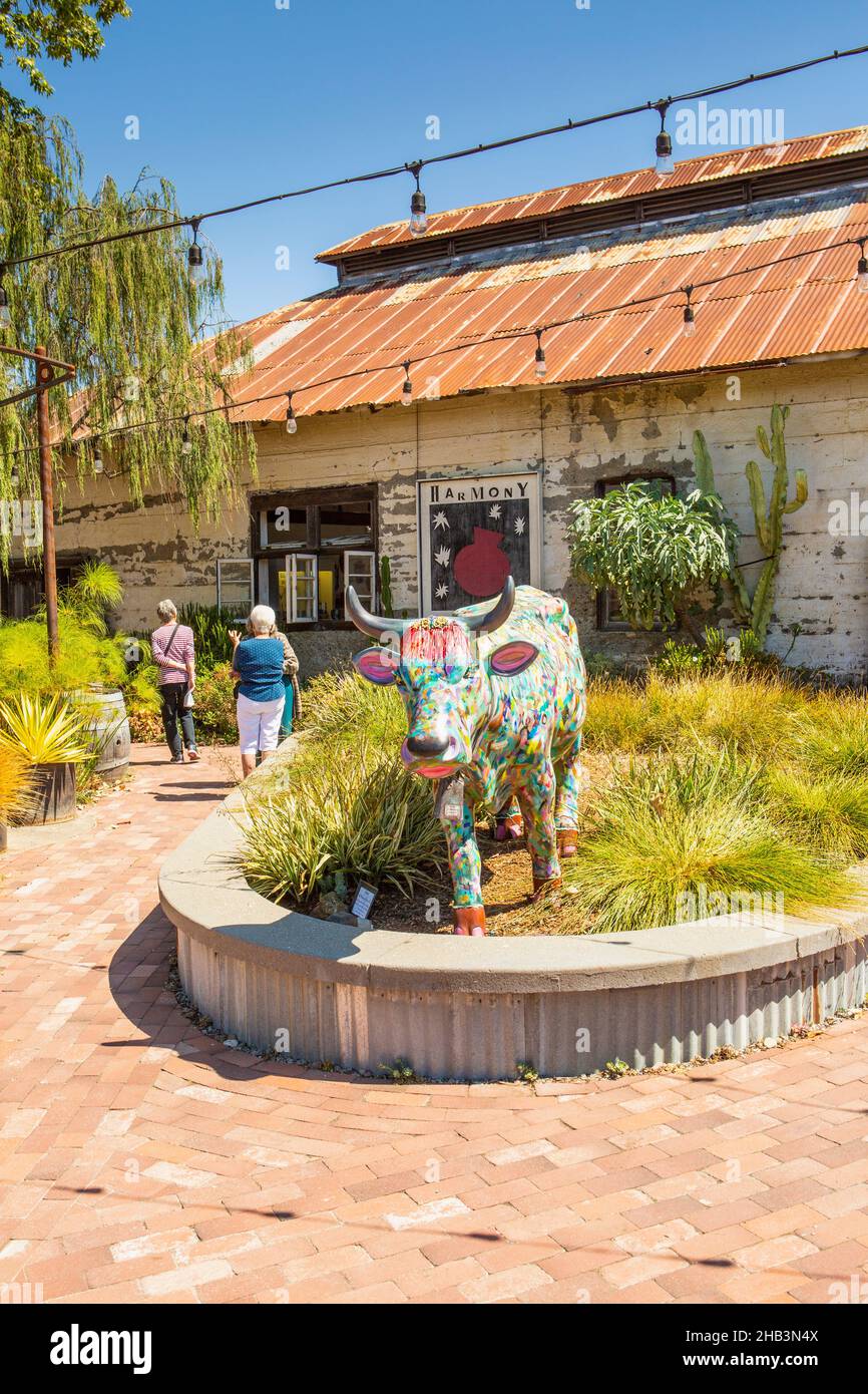 Harmony of Love Cow vor der Harmony Pottery Studio Gallery, Harmony, Kalifornien Stockfoto