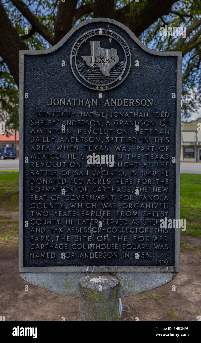 Carthage, Texas, USA - 28. Juni 2021: Gedenktafel mit der Geschichte des Veteranen der Texas Revolution von Jonathan Anderson im Panola County Courthouse Stockfoto