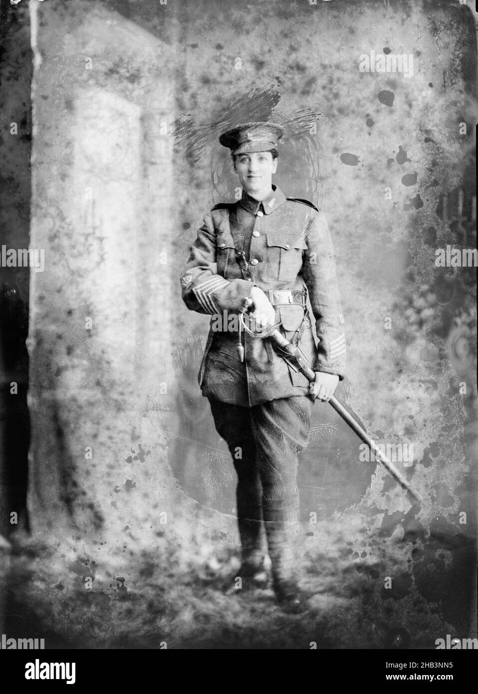 Frau, gekleidet als Regimentsfeldwebel-Major der NZ Rifle Brigade, beschriftet mit Johnson, Berry & Co, Fotostudio, 1915 -19, Wellington, Schwarzweiß-Fotografie, Eine Frau in Uniform Stockfoto