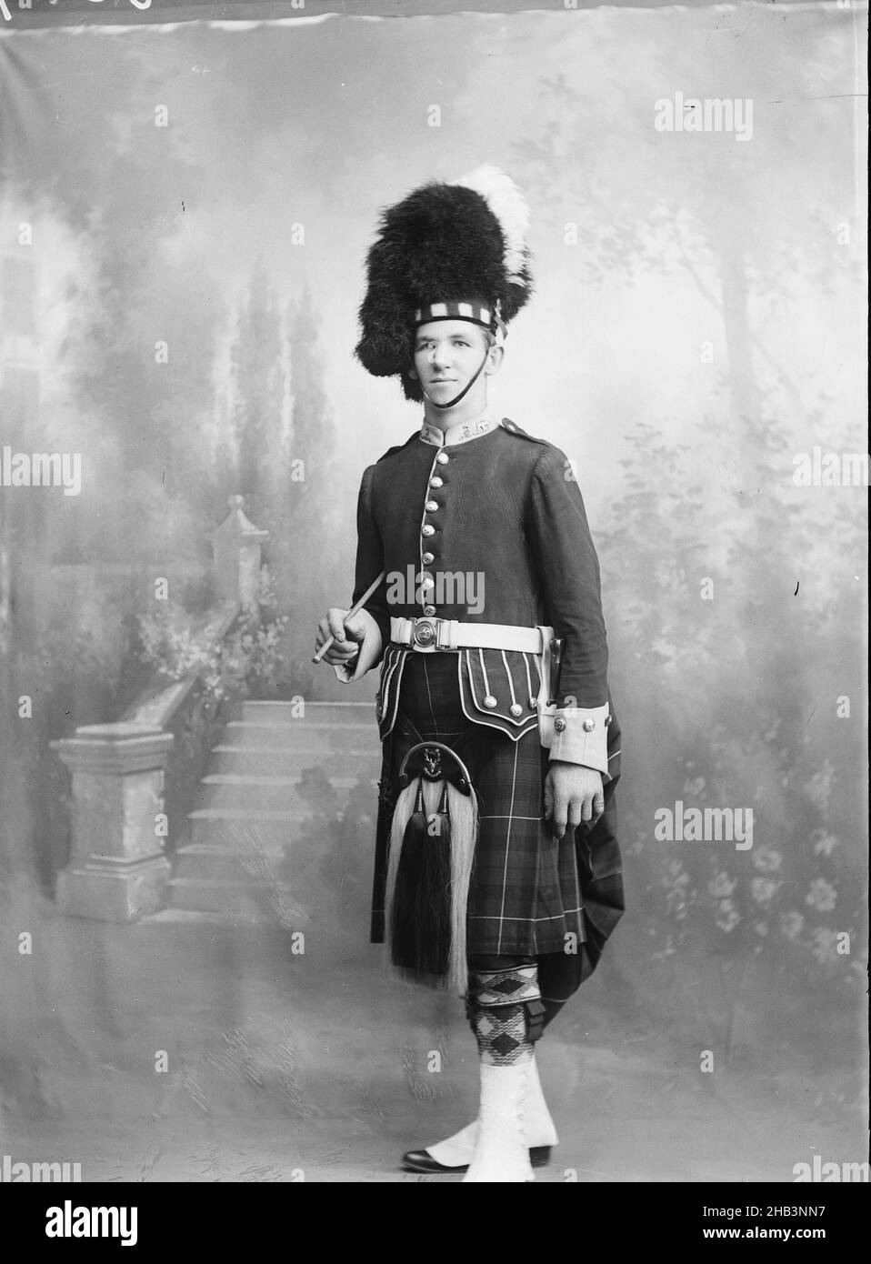 Davidson, GP, Berry & Co, um 1920, Wellington, Die ganze Länge eines Mannes in Uniform Stockfoto