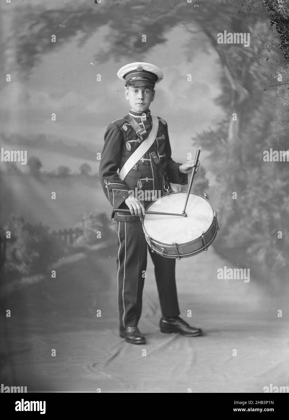 Mutson PC, Berry & Co, um 1920, Wellington, Vollansicht eines jungen Mannes in Banduniform, mit einer großen Trommel Stockfoto