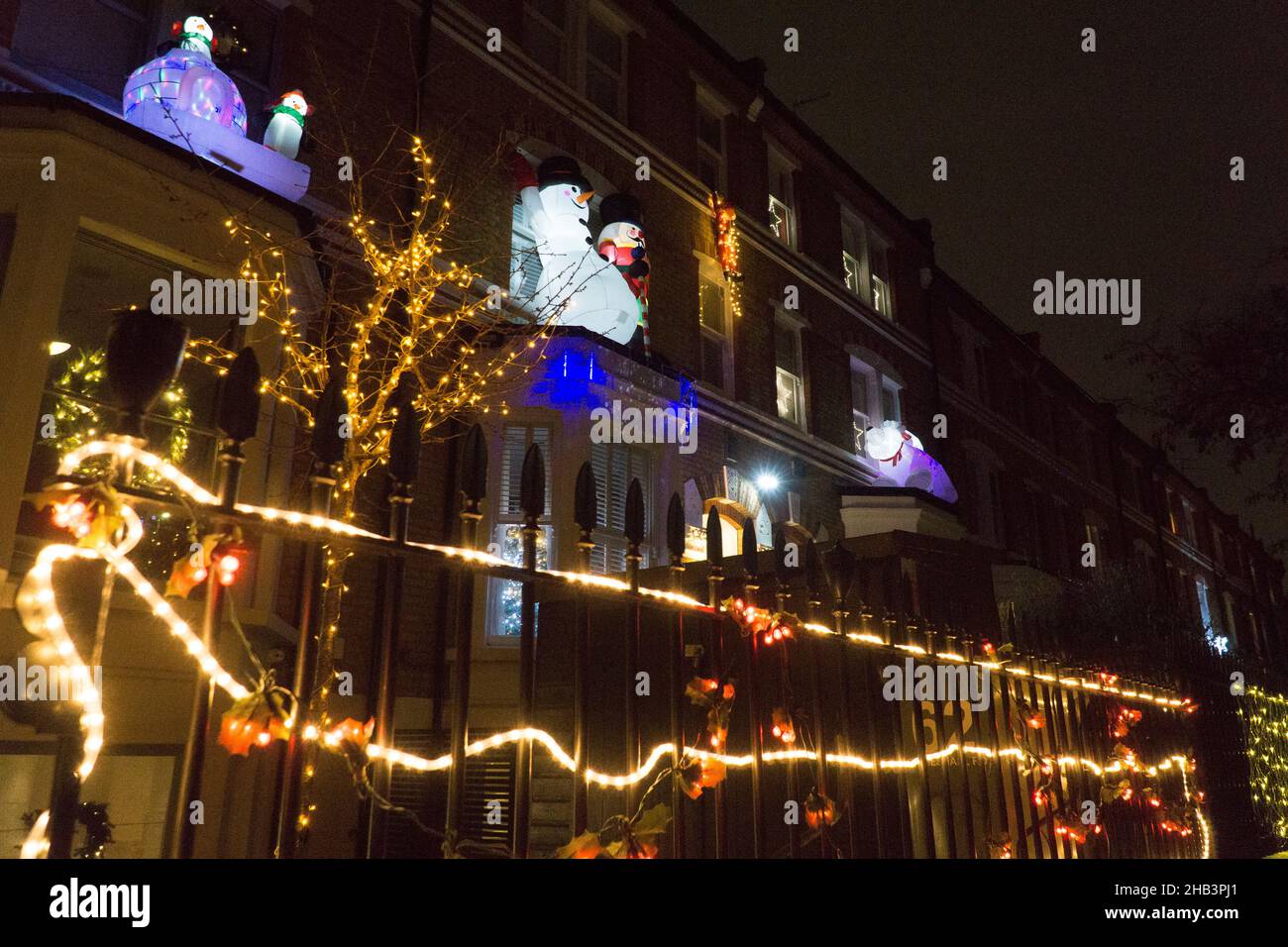 London, Großbritannien, 16. Dezember 2021: In der Altstadt von Clapham haben sich einige Hausbesitzer für extravagante Weihnachtsdekorationen eingesetzt und scheinen auch ihre Nachbarn inspiriert zu haben. Da die Omikrom-Variante des Coronavirus in London grassiert, könnte es in diesem Jahr ein größerer Teil der Weihnachtszeit sein, zu Hause zu bleiben, als die Menschen gehofft hatten. Anna Watson/Alamy Live News Stockfoto