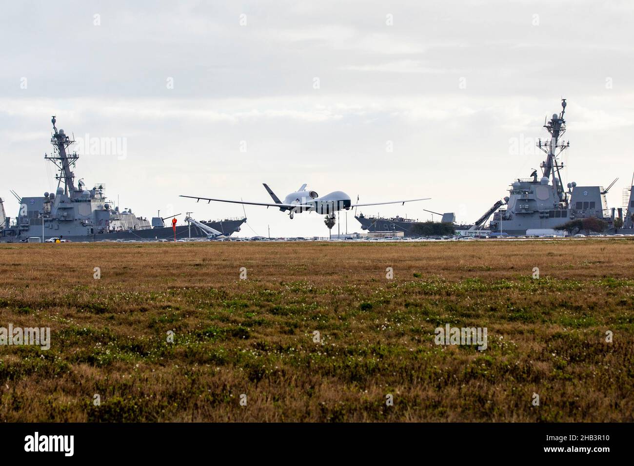 211216-N-QI061-1079 MARINESTÜTZPUNKT MAYPORT, Florida (16. Dezember 2021) ein unbemanntes Flugzeugsystem (UAS) des Typs MQ-4C Triton, das dem unbemannten Patrouillenschwadron 19 (VUP-19) zugewiesen wurde, landet am 16. Dezember 2021 auf der Marinestation Mayport, Florida. VUP-19, die erste Triton-Staffel der Marine, wird das Flugzeug vor der Ostküste weiterhin warten und betreiben, um das Konzept der Operationen weiterzuentwickeln und Taktiken, Techniken und Verfahren zu verfeinern. (USA Navy Foto von Mass Communication Specialist 2nd Class Nathan T. Beard/ veröffentlicht) Stockfoto