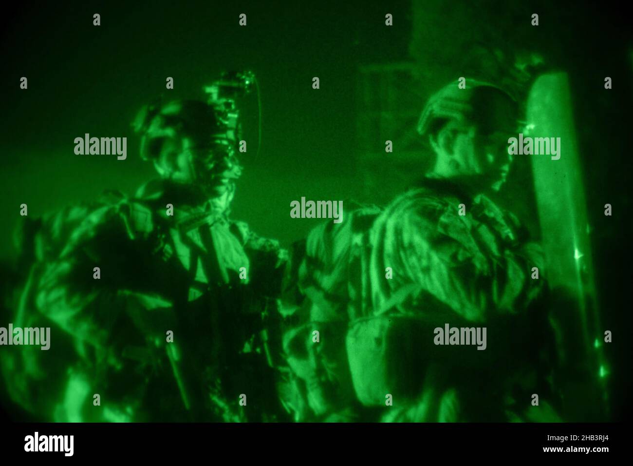 U.S. Marines with Bataillon Landing Team 1/5, 31st Marine Expeditionary Unit (MEU), Aufrechterhaltung der Sicherheit während der Teilnahme an einer Botschaftsverstärkung während der MEU-Übung (MEUEX) in Camp Hansen, 9. Dezember 2021. MEUEX ist eine Schulung vor der Bereitstellung, die die Missionsfähigkeiten des MEU in allen untergeordneten Elementen der Marine validiert und stärkt. Die 31st MEU, die einzige kontinuierlich im Vorlauf eingesetzte MEU des Marine Corps, stellt eine flexible und tödliche Truppe bereit, die als führende Krisenreaktionstruppe in der Indo-Pazifik-Region eine breite Palette von militärischen Operationen durchführen kann. (USA Marine Stockfoto