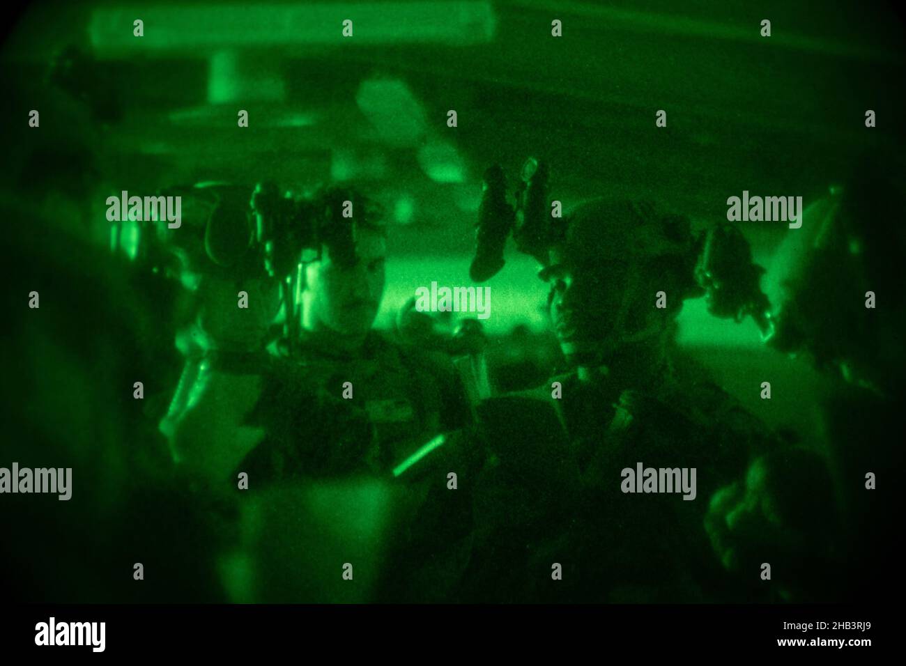 U.S. Marines with Bataillon Landing Team 1/5, 31st Marine Expeditionary Unit (MEU), Aufrechterhaltung der Sicherheit während der Teilnahme an einer Botschaftsverstärkung während der MEU-Übung (MEUEX) in Camp Hansen, 9. Dezember 2021. MEUEX ist eine Schulung vor der Bereitstellung, die die Missionsfähigkeiten des MEU in allen untergeordneten Elementen der Marine validiert und stärkt. Die 31st MEU, die einzige kontinuierlich im Vorlauf eingesetzte MEU des Marine Corps, stellt eine flexible und tödliche Truppe bereit, die als führende Krisenreaktionstruppe in der Indo-Pazifik-Region eine breite Palette von militärischen Operationen durchführen kann. (USA Marine Stockfoto