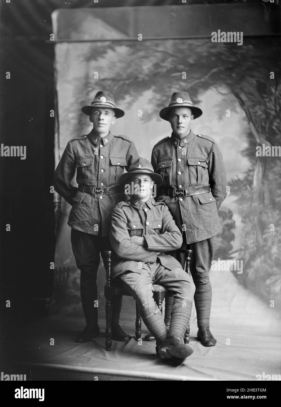 Thomas Fleming Stewart mit zwei weiteren Soldaten, Berry & Co, Fotostudio, 1917, Wellington, Thomas Fleming Stewart, Servicenummer 39909 Stockfoto