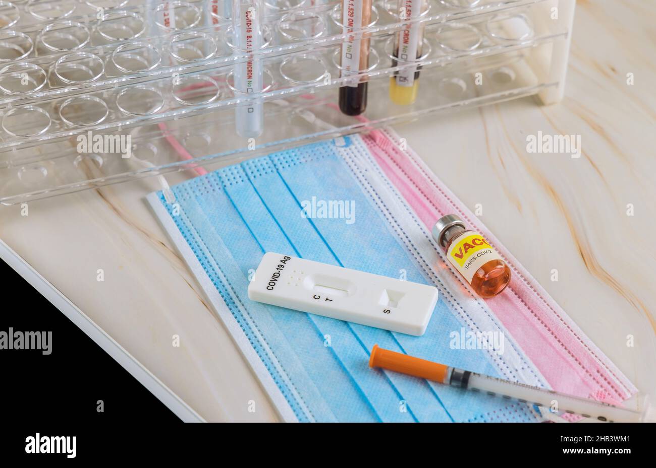 Tests auf Vorhandensein von Coronavirus, neuer Version, Omicron, mit Röhrchen, das eine Abstrichprobe für COVID-19 enthält, die positiv getestet wurde. Stockfoto