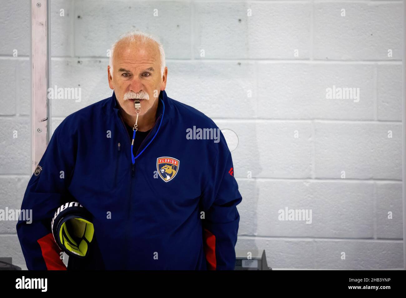 Coral Springs, Usa. 03rd Oktober 2021. Florida Panthers Head Coach, Joel Quenneville gesehen während der morgendlichen Trainingseinheit für die NHL reguläre Saison 2021-2022. (Foto von Yaroslav Sabitov/SOPA Images/Sipa USA) Quelle: SIPA USA/Alamy Live News Stockfoto