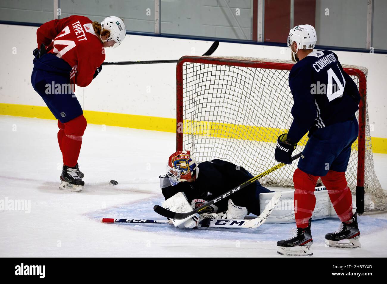 Coral Springs, Usa. 03rd Oktober 2021. Florida Panthers Spieler Nr. 74 Owen Tippett, 72 Sergei Bobrovsky, 44 Kevin Connauton sind in Aktion während der morgendlichen Trainingseinheit für die NHL reguläre Saison 2021-2022 gesehen. (Foto von Yaroslav Sabitov/SOPA Images/Sipa USA) Quelle: SIPA USA/Alamy Live News Stockfoto