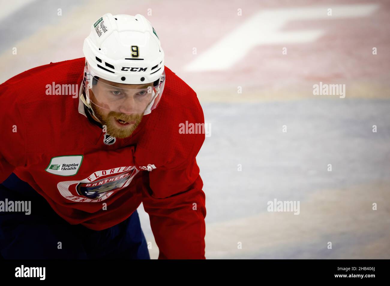 Florida Panthers Spieler Nr. 9 Sam Bennett in Aktion gesehen während der morgendlichen Trainingseinheit für die NHL reguläre Saison 2021-2022 (Foto von Yaroslav Sabitov / SOPA Images/Sipa USA) Stockfoto