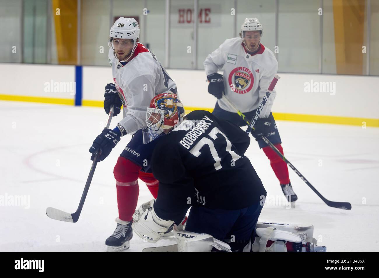 Florida Panthers Spieler Nr. 98 Maxim Mamin, 72 Sergei Bobrovsky und 83 Juho Lammikko werden während der morgendlichen Trainingseinheit für die reguläre NHL Saison 2021-2022 in Aktion gesehen. (Foto von Yaroslav Sabitov / SOPA Images/Sipa USA) Stockfoto