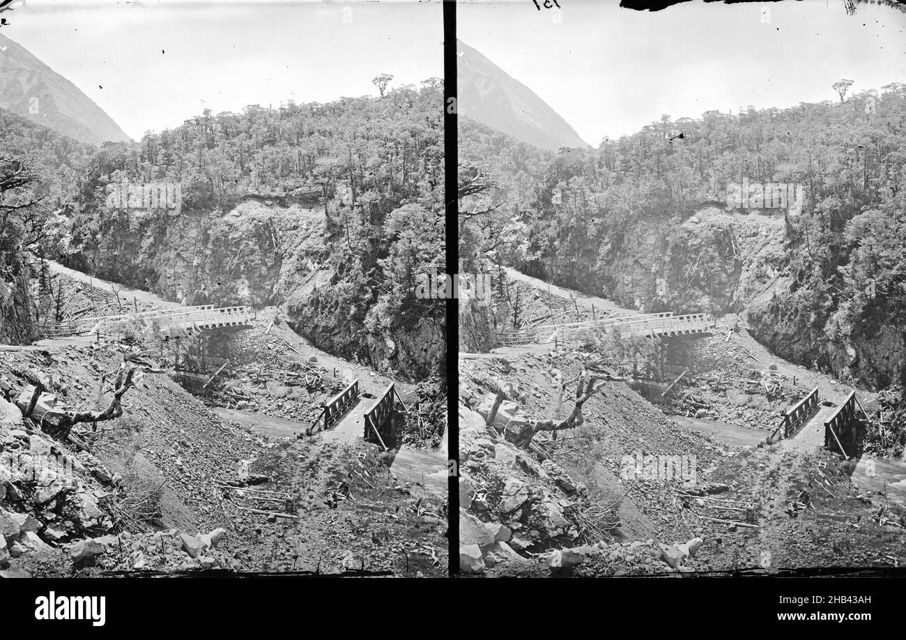 Alte und neue Brücken am Bealey River, West Coast Road, Burton Brothers Studio, Fotostudio, 1870s, Dunedin, Schwarzweiß-Fotografie, Doppelbild mit zwei Brücken, eine höher und eine tiefer Stockfoto