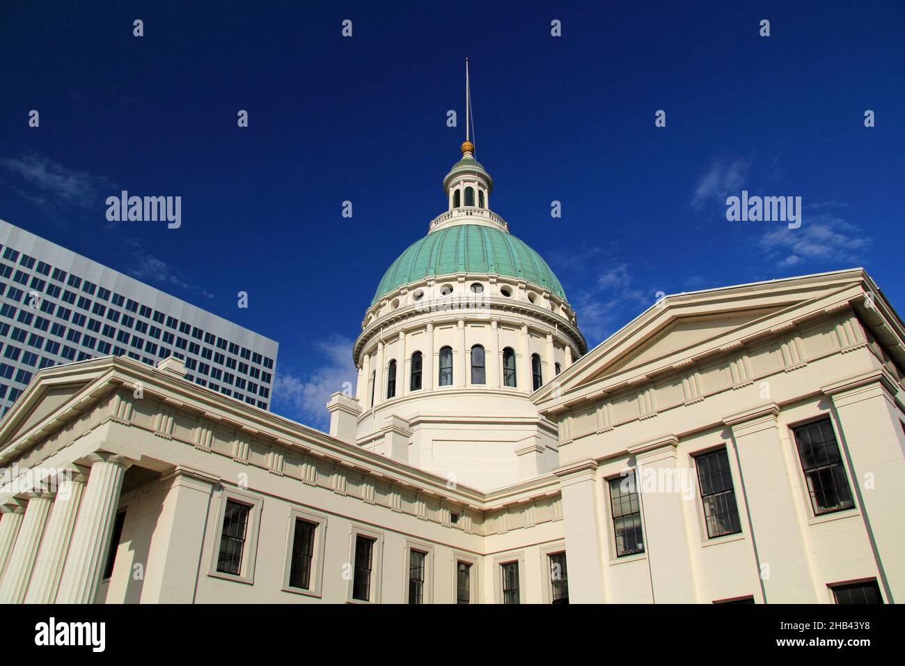 Einige der wichtigsten Fälle in der US-Geschichte wurden in den Gerichtsräumen des Old Courthouse gehört, das heute Teil des Gateway Arch National Park in Missouri ist Stockfoto