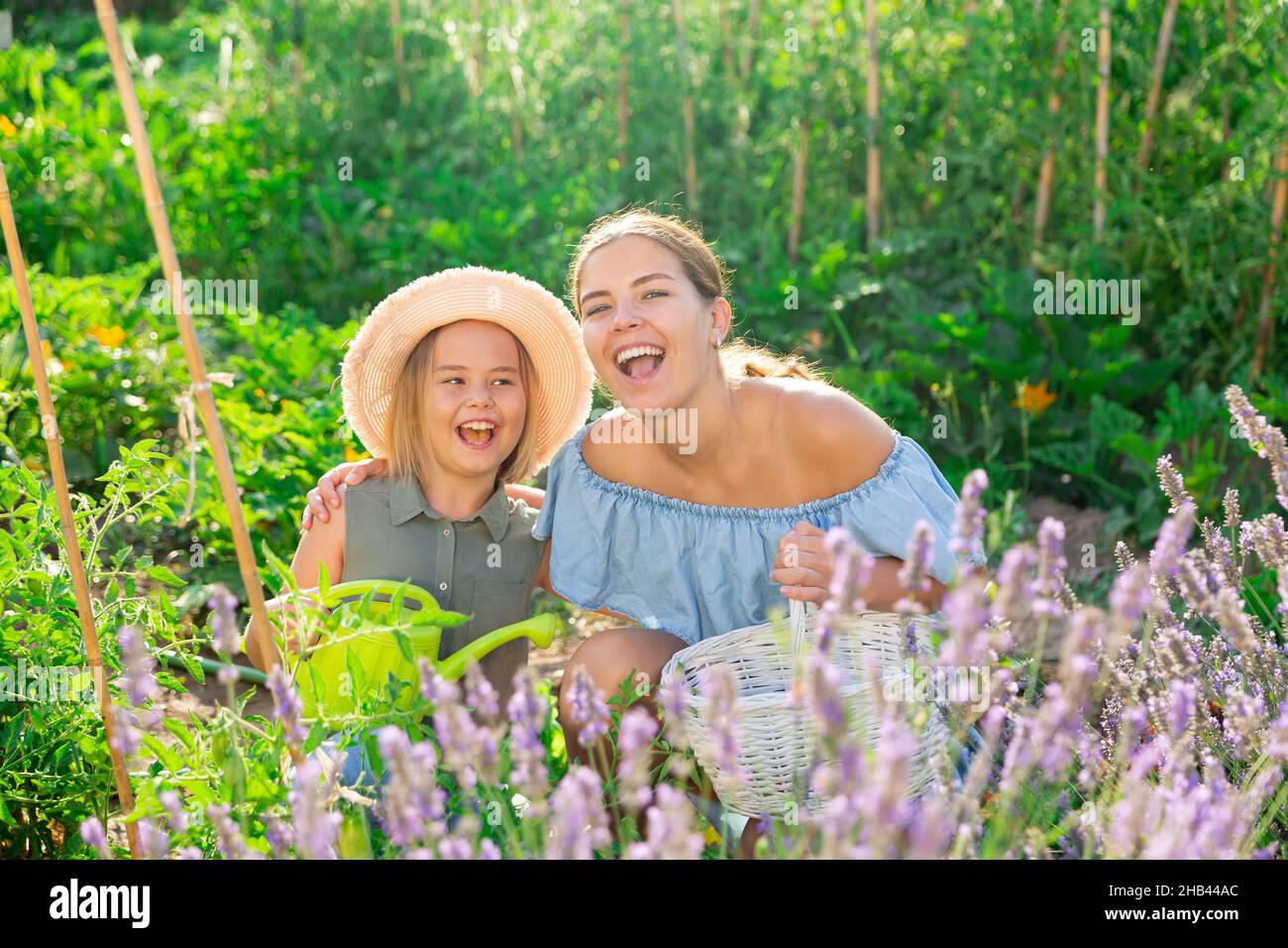 Mutter und Tochter neben Lavendelstrauch Stockfoto