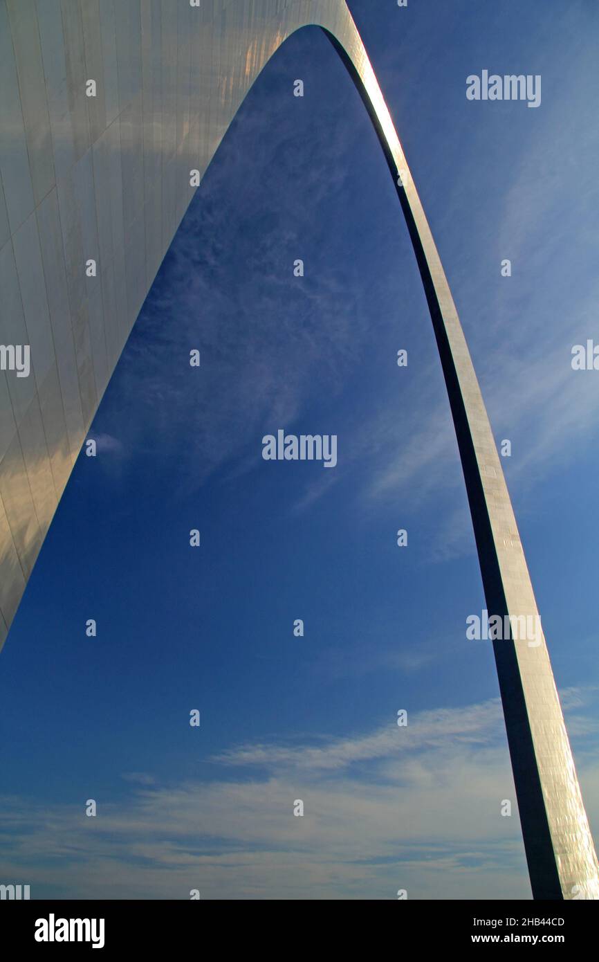 Der Gateway Arch im Gateway Arch National Park stellt eine westamerikanische Expansion dar und ist eines der berühmtesten Wahrzeichen der USA Stockfoto