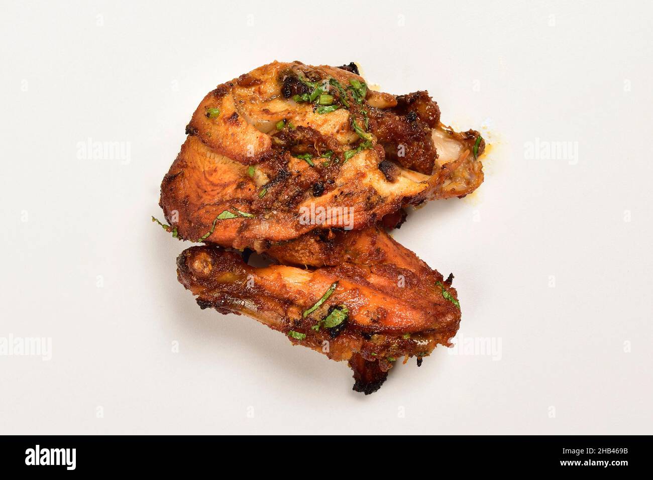 Würzige gegrillte Hähnchenflügel auf weißem Hintergrund Stockfoto