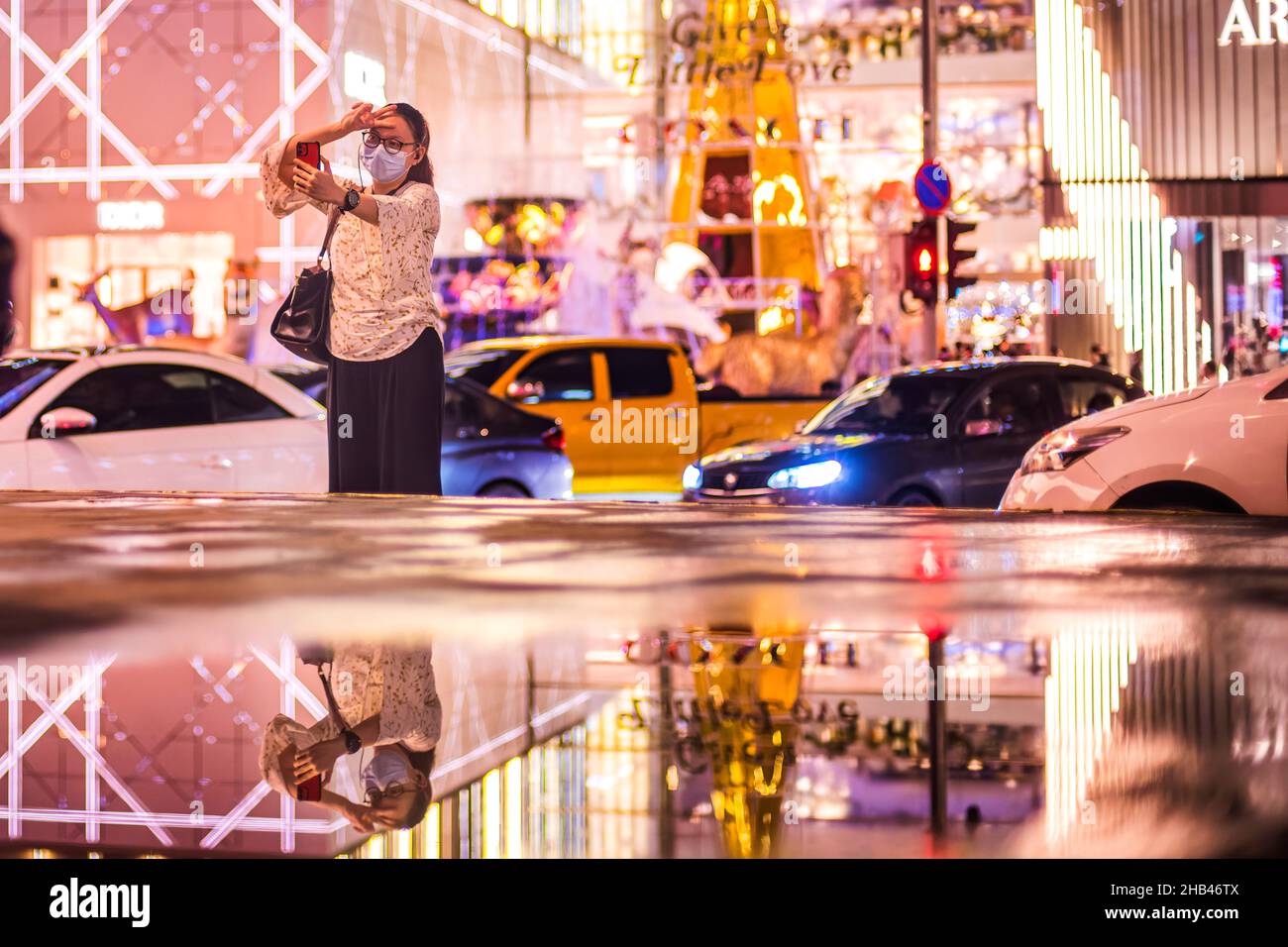 Kuala Lumpur, Malaysia. 22nd. November 2021. Eine Frau macht ein Selfie mit Weihnachtslichtern im Hintergrund. (Bild: © Vivian Lo/SOPA-Bilder über ZUMA Press Wire) Stockfoto