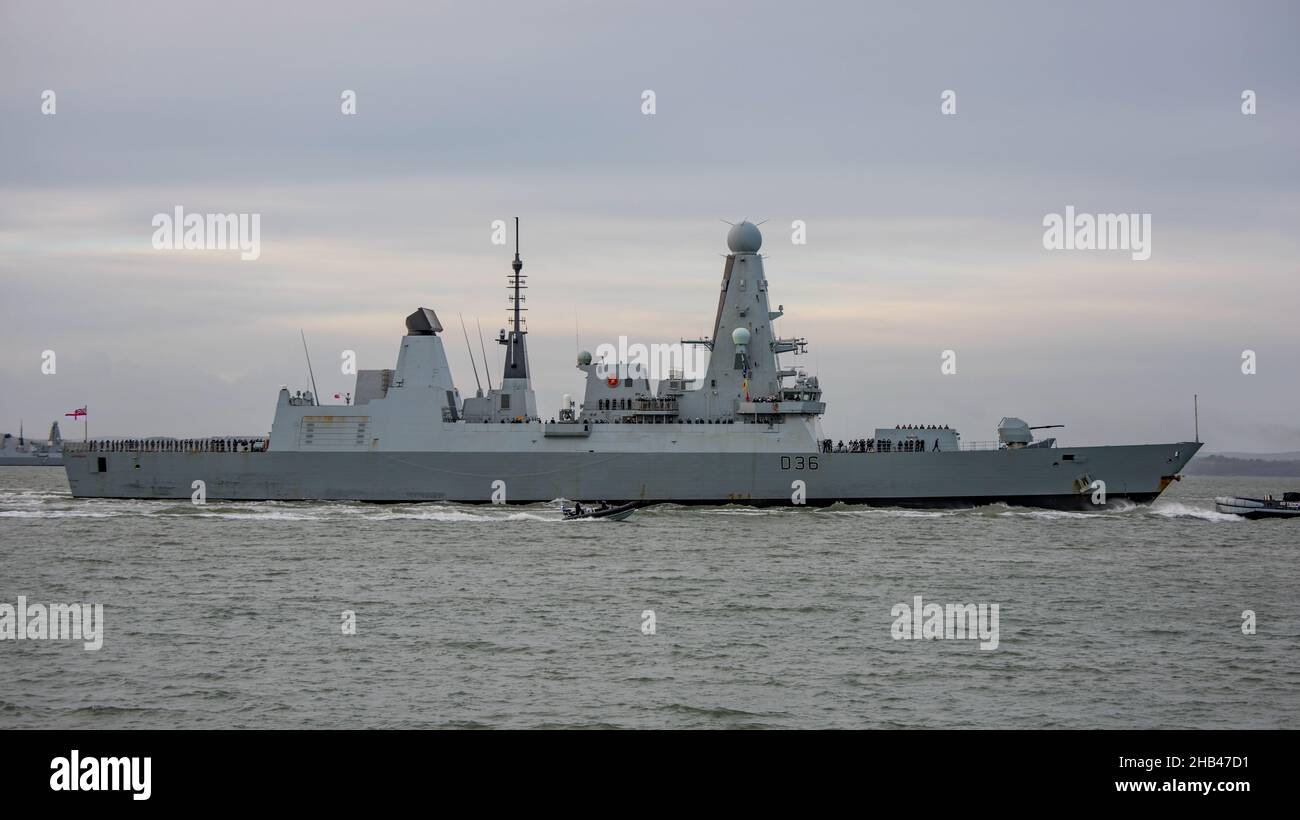 HMS Defender (D36) kehrte am 9/12/2021 nach Portsmouth, Großbritannien, zurück. Der Zerstörer der Luftverteidigung war eine der Einheiten in der Trägerstreikgruppe, die im Indo-Pazifik-Raum eingesetzt wurde. Stockfoto