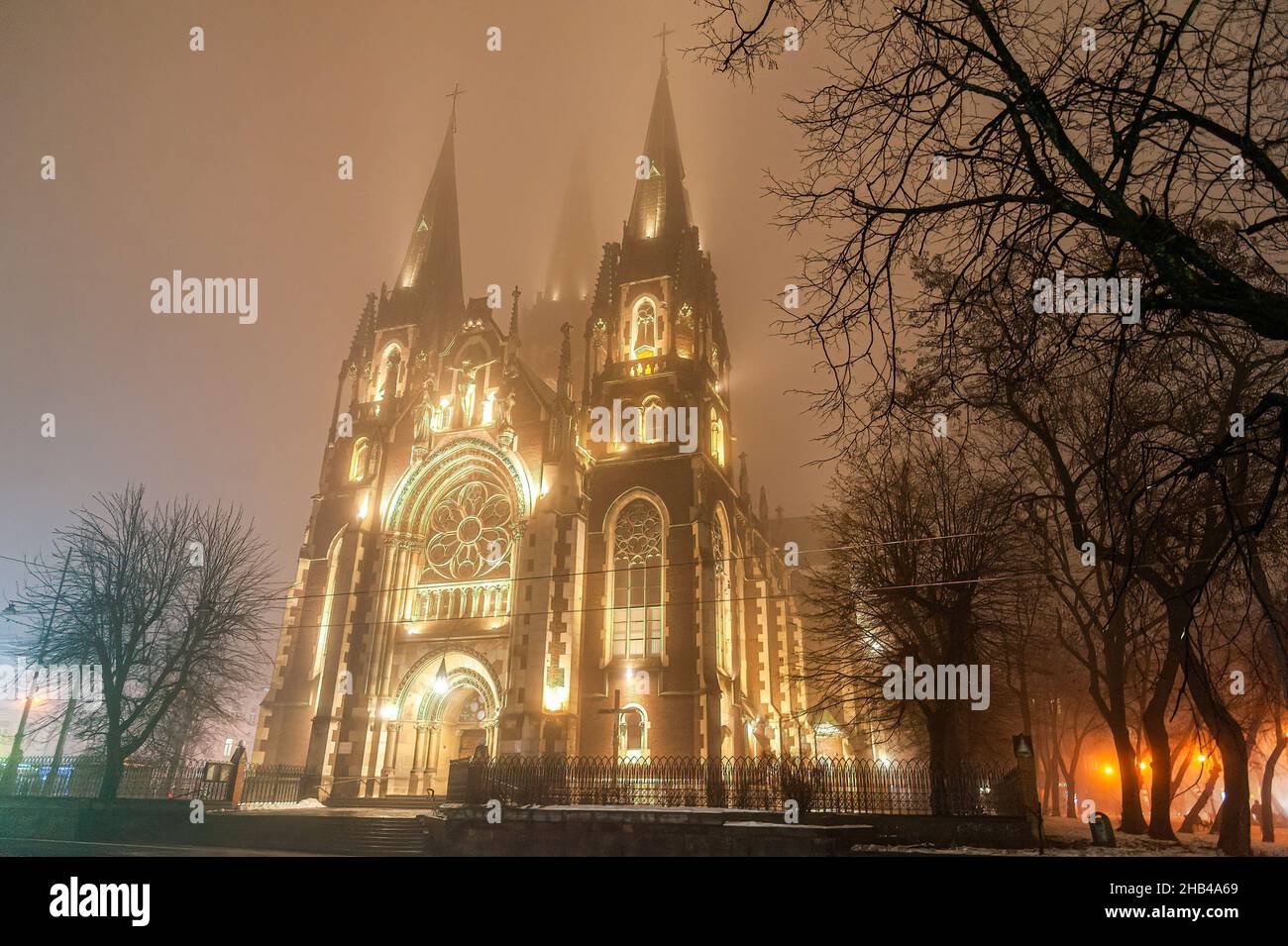 Lviv, Ukraine. 16th Dez 2021. Die Kirche St. Olha und Elizabeth bei nebligen Wetterbedingungen gesehen. (Foto von Mykola Tys/SOPA Images/Sipa USA) Quelle: SIPA USA/Alamy Live News Stockfoto