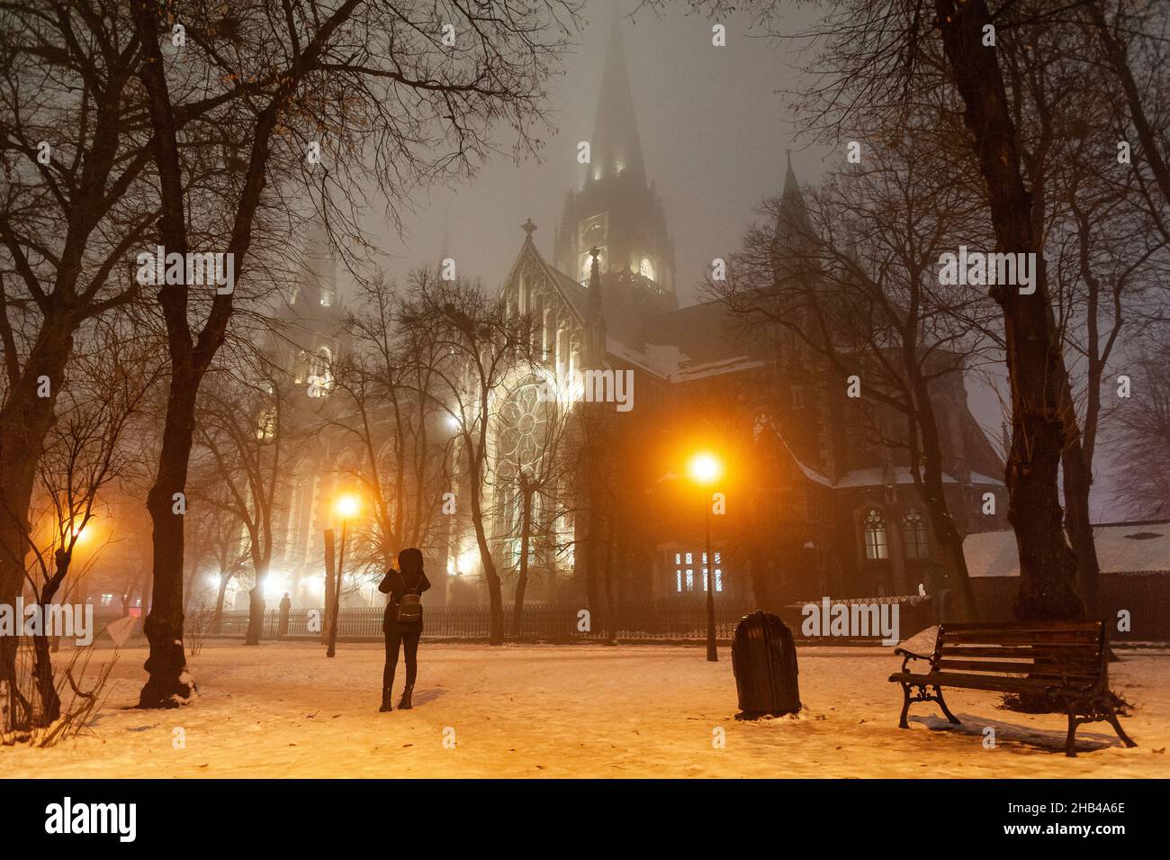 Lviv, Ukraine. 16th Dez 2021. Die Kirche St. Olha und Elizabeth bei nebligen Wetterbedingungen. (Foto von Mykola Tys/SOPA Images/Sipa USA) Quelle: SIPA USA/Alamy Live News Stockfoto