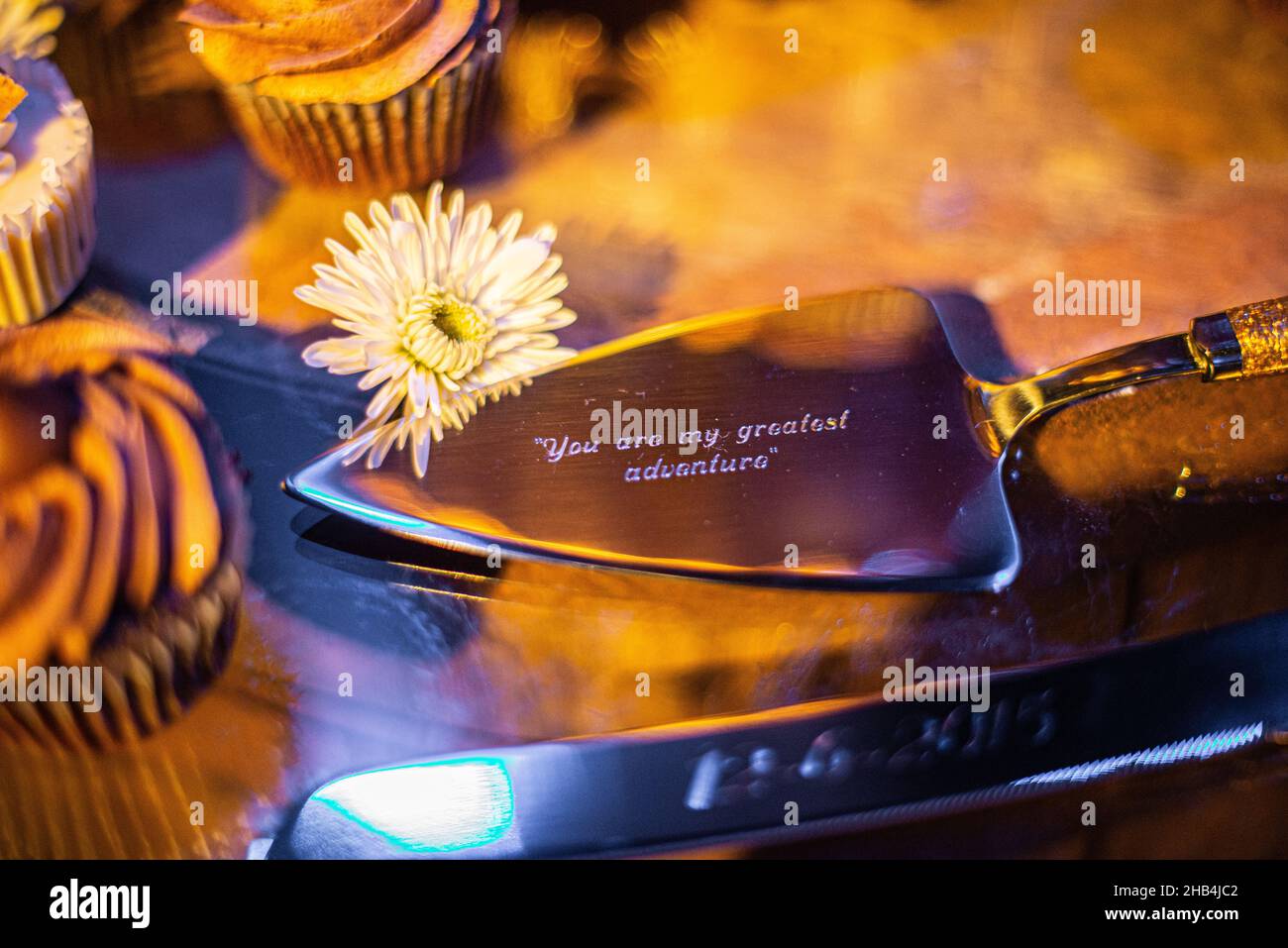 Silberne Kuchengeschirr mit der Aufschrift „Du bist mein größtes Abenteuer“ auf dem Hochzeitstisch Stockfoto