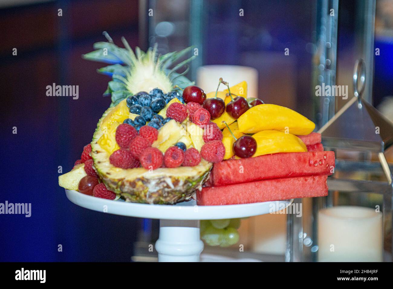 Verschiedene Obstteller mit Zirbeldrüse, Wassermelone, Kirschen, Beeren, Blaubeeren und Waldbeeren an der Dessetbar Stockfoto Verschiedene Obstteller mit Zirbeldrüse, Wassermelone, Kirschen, Beeren, Blaubeeren und Waldbeeren an der Dessetbar Stockfoto
