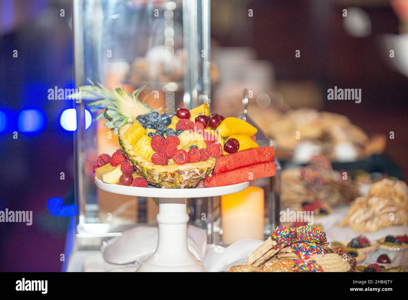 Verschiedene Obstteller mit Zirbeldrüse, Wassermelone, Kirschen, Beeren, Blaubeeren und Waldbeeren an der Dessetbar Stockfoto Verschiedene Obstteller mit Zirbeldrüse, Wassermelone, Kirschen, Beeren, Blaubeeren und Waldbeeren an der Dessetbar Stockfoto