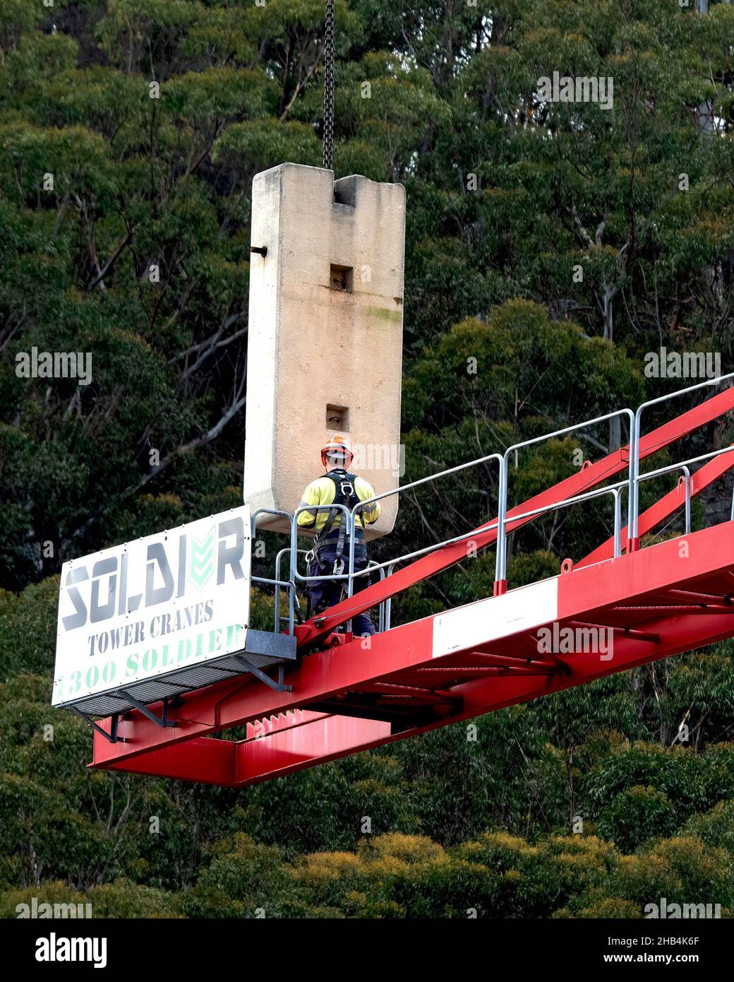 10:03am 7. Dezember 2021: Gosford, NSW, Australien. Arbeiter demontieren den Turmdrehkran vor Ort (Entfernen der Gegengewichte) auf dem fertig gestellten sozialen Netzwerk Stockfoto