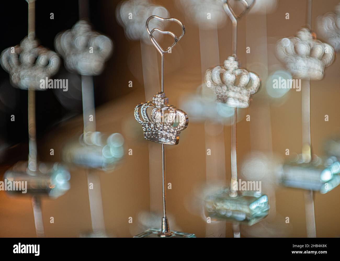 Silberne Tischnummer Platzieren Sie Kartenhalter in Form von Königskronen und Herzen Stockfoto