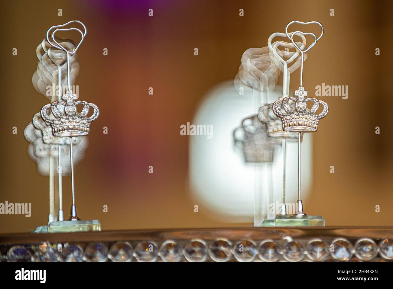 Silberne Tischnummer Platzieren Sie Kartenhalter in Form von Königskronen und Herzen Stockfoto
