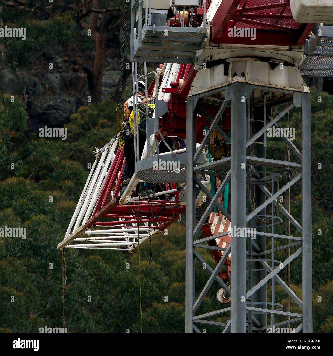 8:53:00 Uhr, 7. Dezember 2021: Gosford, NSW, Australien - Arbeiter demontieren den vor Ort arbeitenden Turmdrehkran (Abklemmen des Arbeitsschiebers) auf dem nun fertig Stockfoto