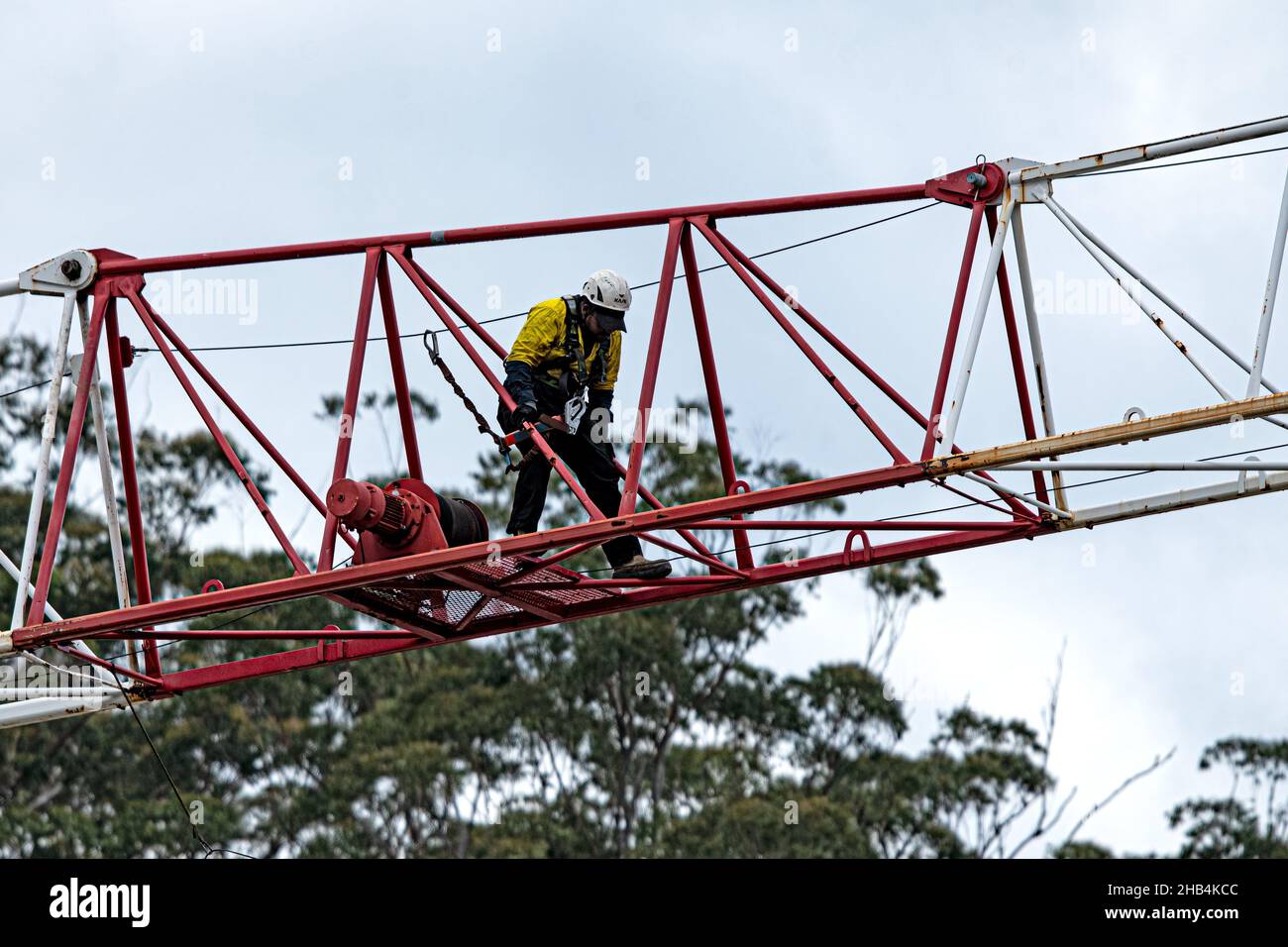 7:57 Uhr, 7. Dezember 2021: Gosford, NSW, Australien. Arbeiter demontieren den werkeigenen Turmdrehkrane (Abtrennen des Arbeitsauslegers) am jetzt fertig gestellten Stockfoto