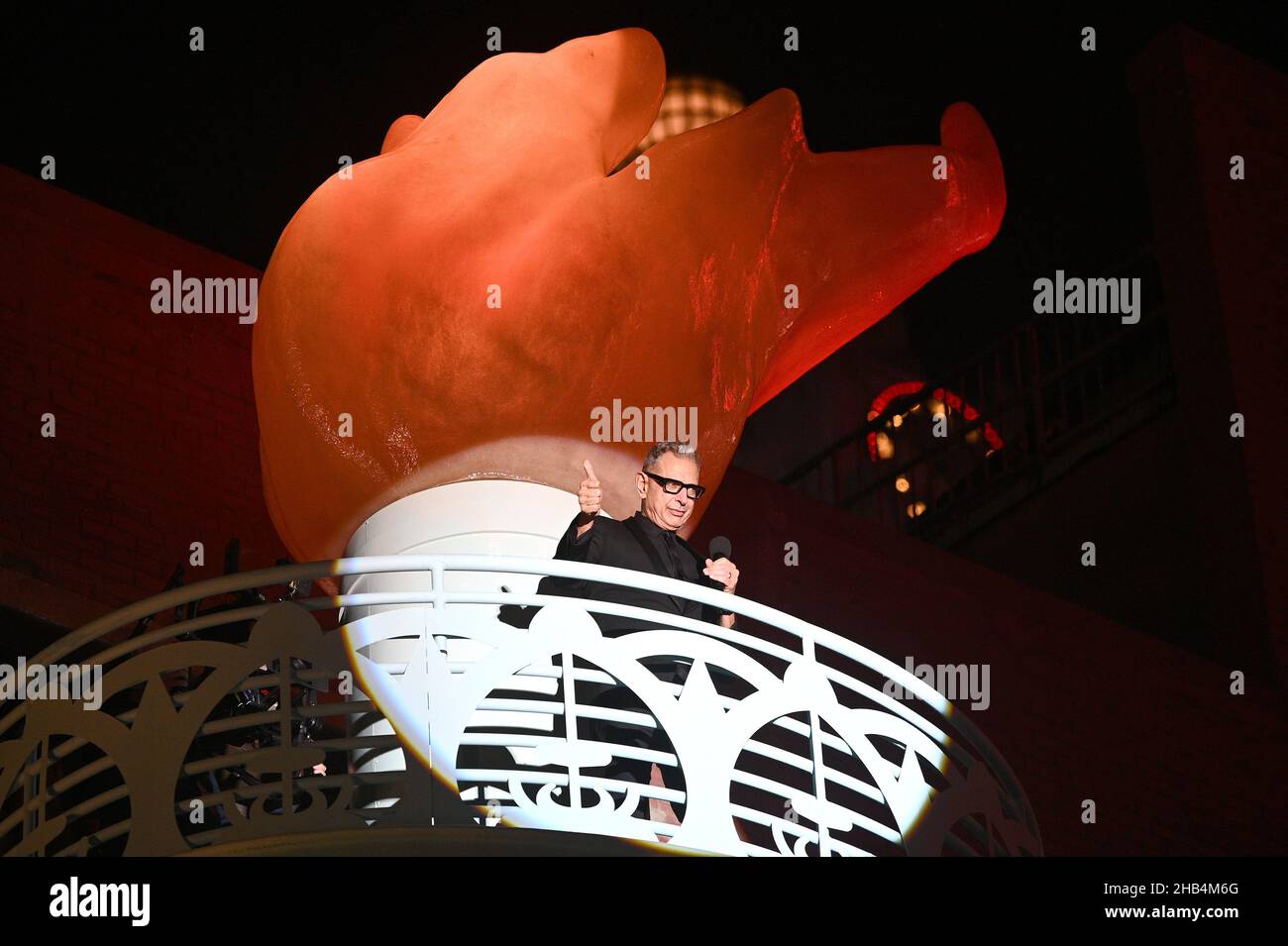 New York, USA. 16th Dez 2021. Der Schauspieler Jeff Goldblum zündet am 16. Dezember 2021 auf dem RiseNY Festzelt auf dem Times Square in New York, NY, eine Nachbildung der Fackel der Freiheitsstatue an. Die neueste Attraktion des Time Square, RiseNY, nimmt Besucher mit auf ein mitreißendes Luftabenteuer, das am 12. Januar 2022 eröffnet wird. (Foto von Anthony Behar/Sipa USA) Quelle: SIPA USA/Alamy Live News Stockfoto