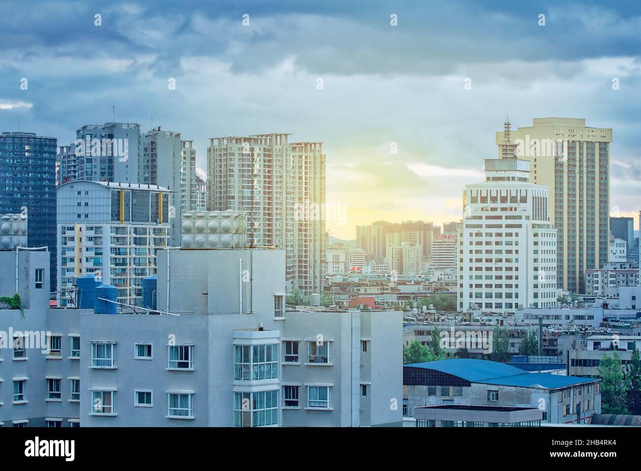 KUNMING, CHINA - JUN 28: Stadtbild und Gebäude in der Innenstadt von Kunming, China am 28. Juni 2015. Kunming ist die Hauptstadt der Provinz Yunnan, der berühmtesten Stadt der Provinz Stockfoto
