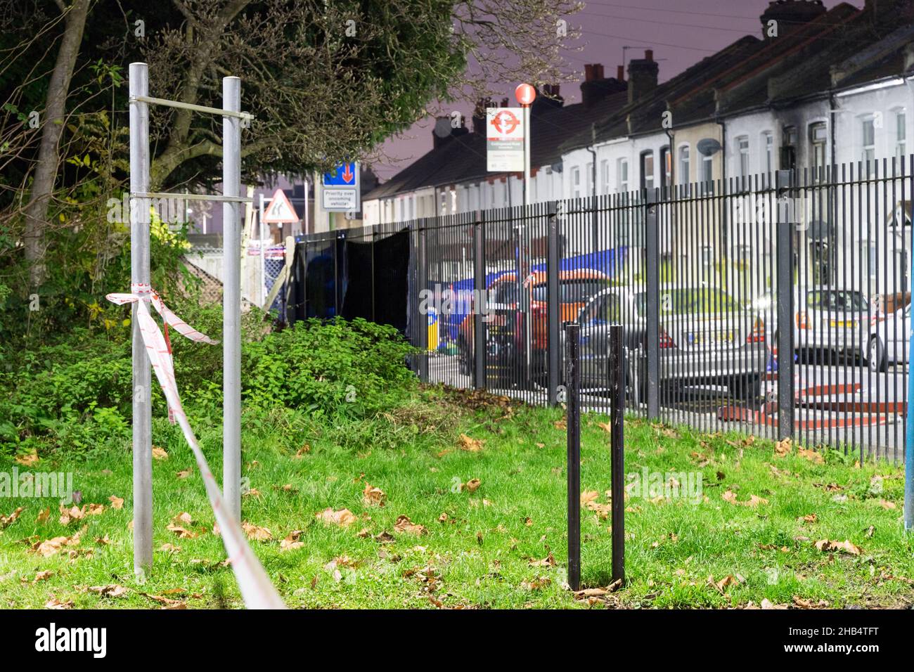 London, Großbritannien. 16. Dezember 2021. Die Polizei arbeitet die ganze Nacht in einem Haus in der Collingwood Road und untersucht die Ursache des Feuers, bei dem am Donnerstagabend vier Kinder ums Leben kamen. Quelle: Xiu Bao/Alamy Live News Stockfoto