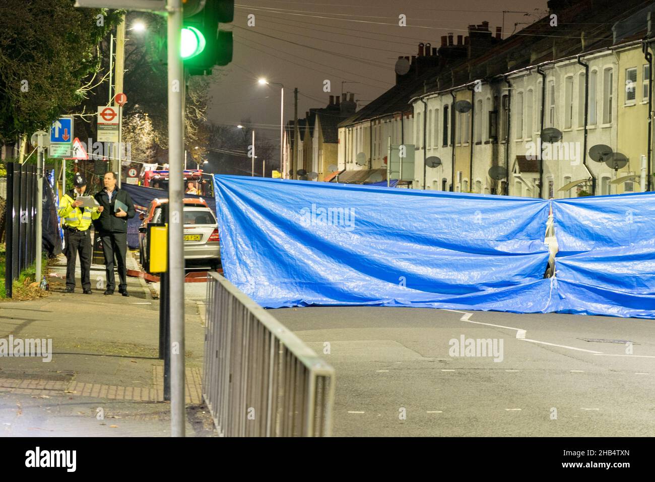 London, Großbritannien. 16. Dezember 2021. Die Polizei arbeitet die ganze Nacht in einem Haus in der Collingwood Road und untersucht die Ursache des Feuers, bei dem am Donnerstagabend vier Kinder ums Leben kamen. Quelle: Xiu Bao/Alamy Live News Stockfoto