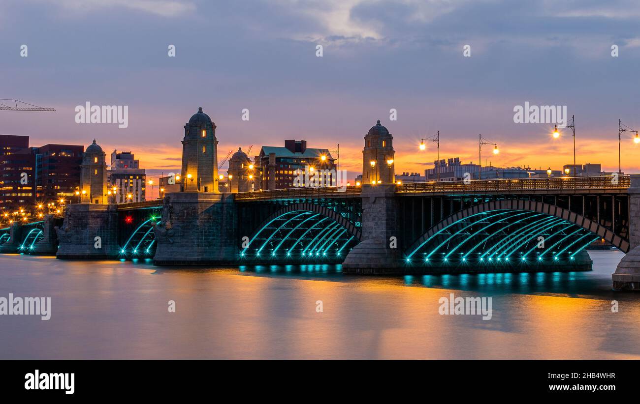 Long Exposure bei Sonnenuntergang der Longfellow Bridge, aufgenommen von der Charles River Esplanade Stockfoto