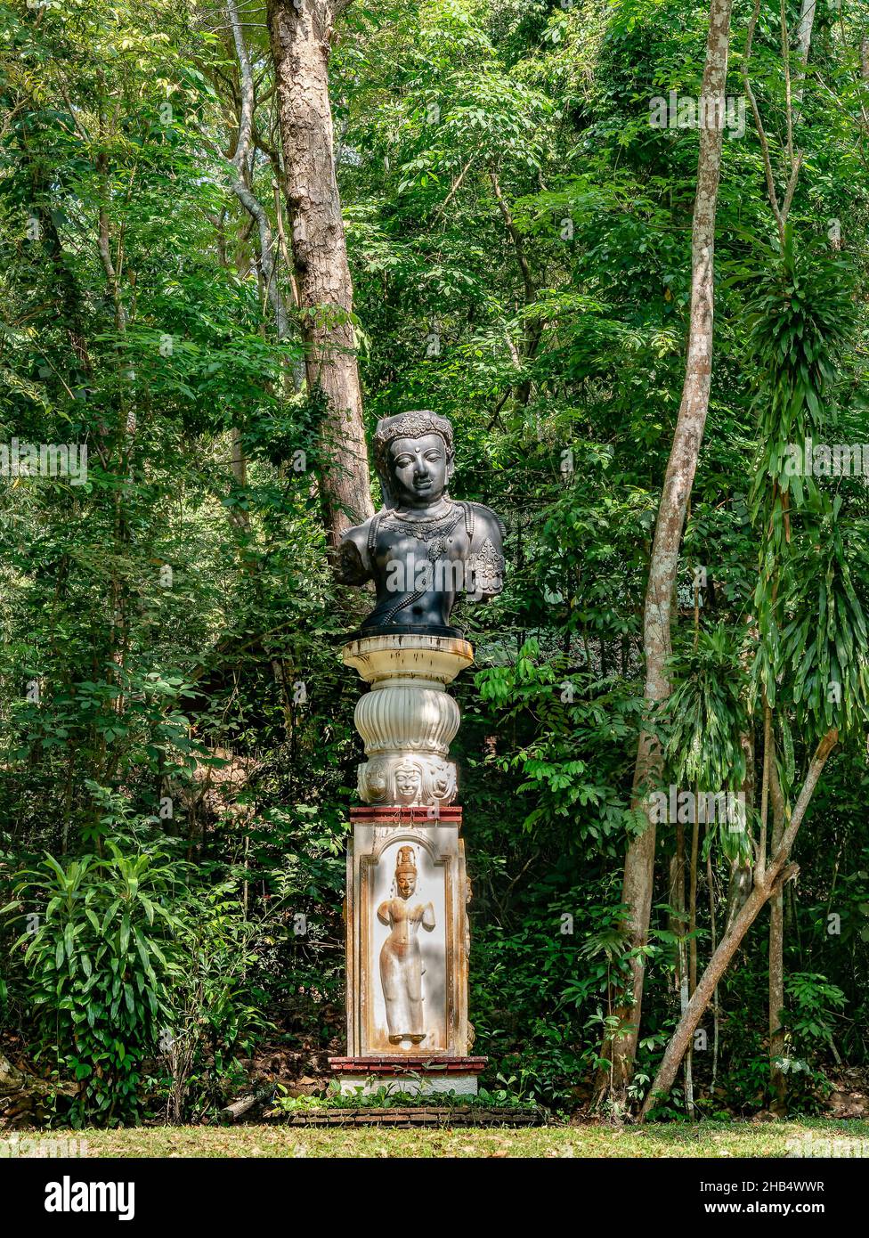 Buddha-Büste von Bodhisattva Avalokiteshvara im Wat Suan Mokkh in der Provinz Surat Thani in Thailand. Wat Suan Mokkh wurde 1932 von Buddhadas gegründet Stockfoto